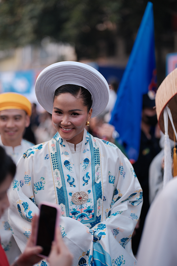 Sắc vóc qua 'cam thường' của H'hen Niê sau sinh - Ảnh 4. Sắc vóc qua 'cam thường' của H'hen Niê sau sinh - Ảnh 4.