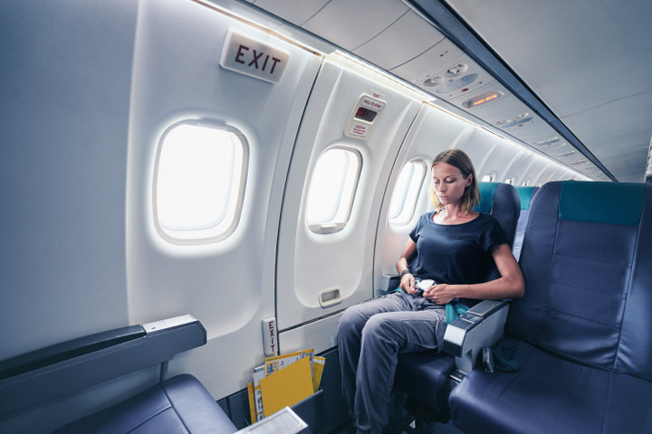 Ti&ecirc;u chuẩn ngồi ghế cửa tho&aacute;t hiểm tr&ecirc;n m&aacute;y bay: Ai được ph&eacute;p ngồi đ&acirc;y? - Ảnh 2.