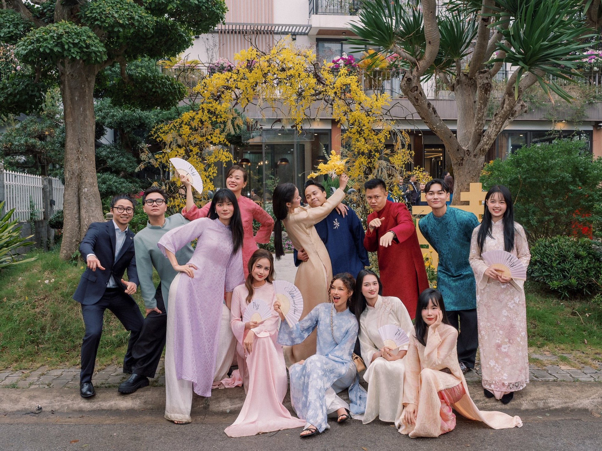 Bên trong biệt thự nhà vườn của chồng Á hậu Hương Ly: Cây cổ thụ tiền tỷ, hồ cá Koi và cầu đỏ đẹp như phim - Ảnh 8. Bên trong biệt thự nhà vườn của chồng Á hậu Hương Ly: Cây cổ thụ tiền tỷ, hồ cá Koi và cầu đỏ đẹp như phim - Ảnh 8.