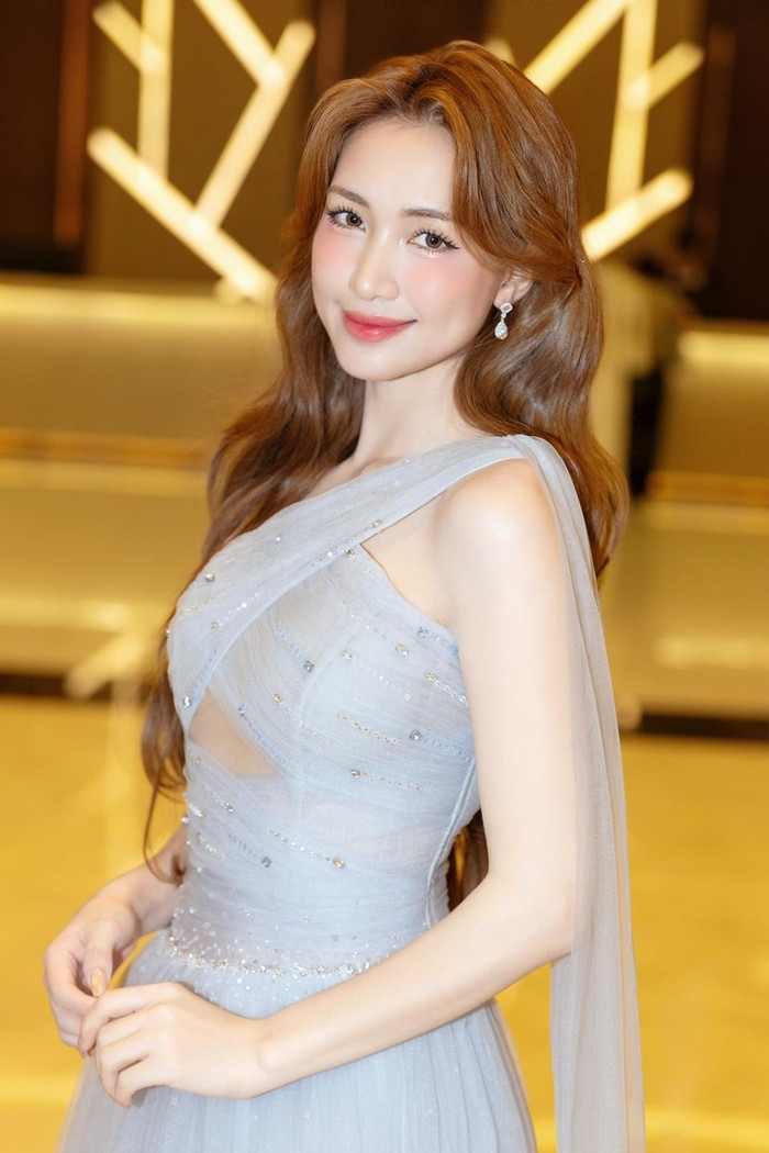 Hòa Minzy hé lộ bí quyết da đẹp: Không thể thiếu nước dưỡng trắng - Ảnh 3. Hòa Minzy hé lộ bí quyết da đẹp: Không thể thiếu nước dưỡng trắng - Ảnh 3.