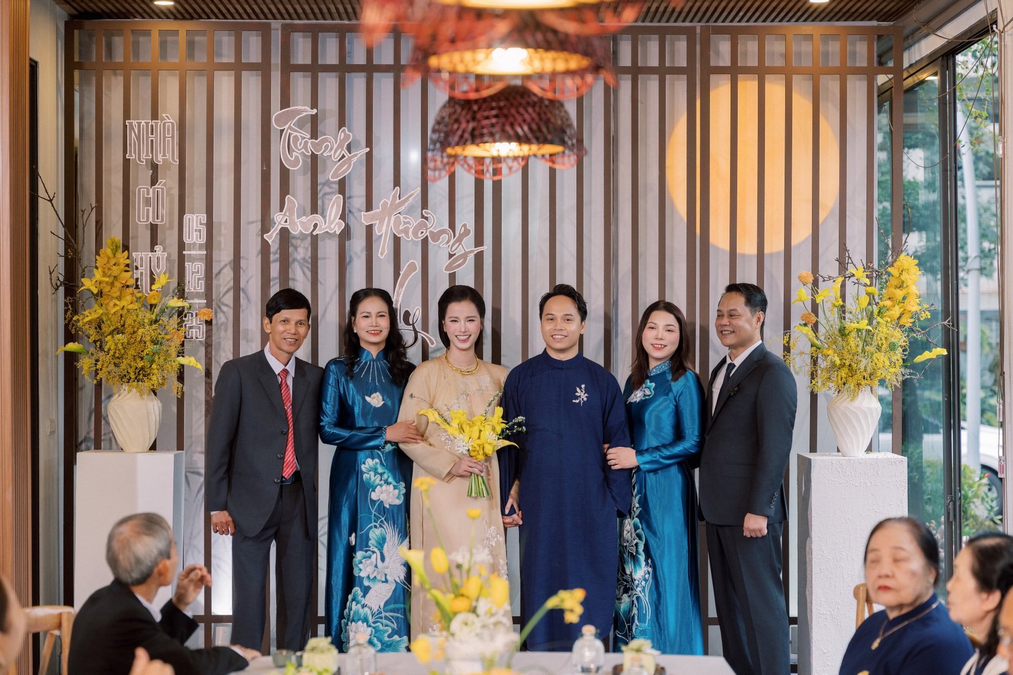 Bên trong biệt thự nhà vườn của chồng Á hậu Hương Ly: Cây cổ thụ tiền tỷ, hồ cá Koi và cầu đỏ đẹp như phim - Ảnh 4. Bên trong biệt thự nhà vườn của chồng Á hậu Hương Ly: Cây cổ thụ tiền tỷ, hồ cá Koi và cầu đỏ đẹp như phim - Ảnh 4.