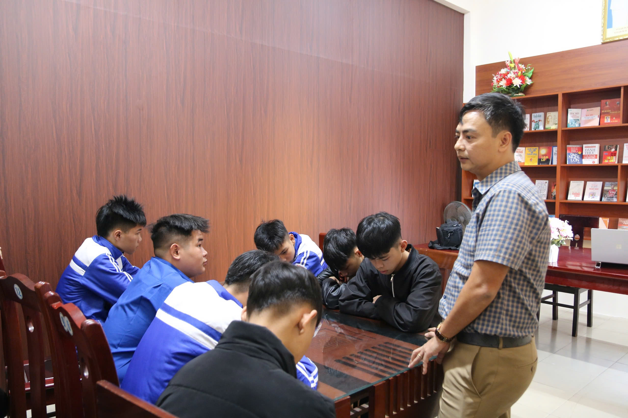 Công an xã giúp con 'chưa ngoan' bằng chương trình đọc sách ý nghĩa - Ảnh 2. Công an xã giúp con 'chưa ngoan' bằng chương trình đọc sách ý nghĩa - Ảnh 2.