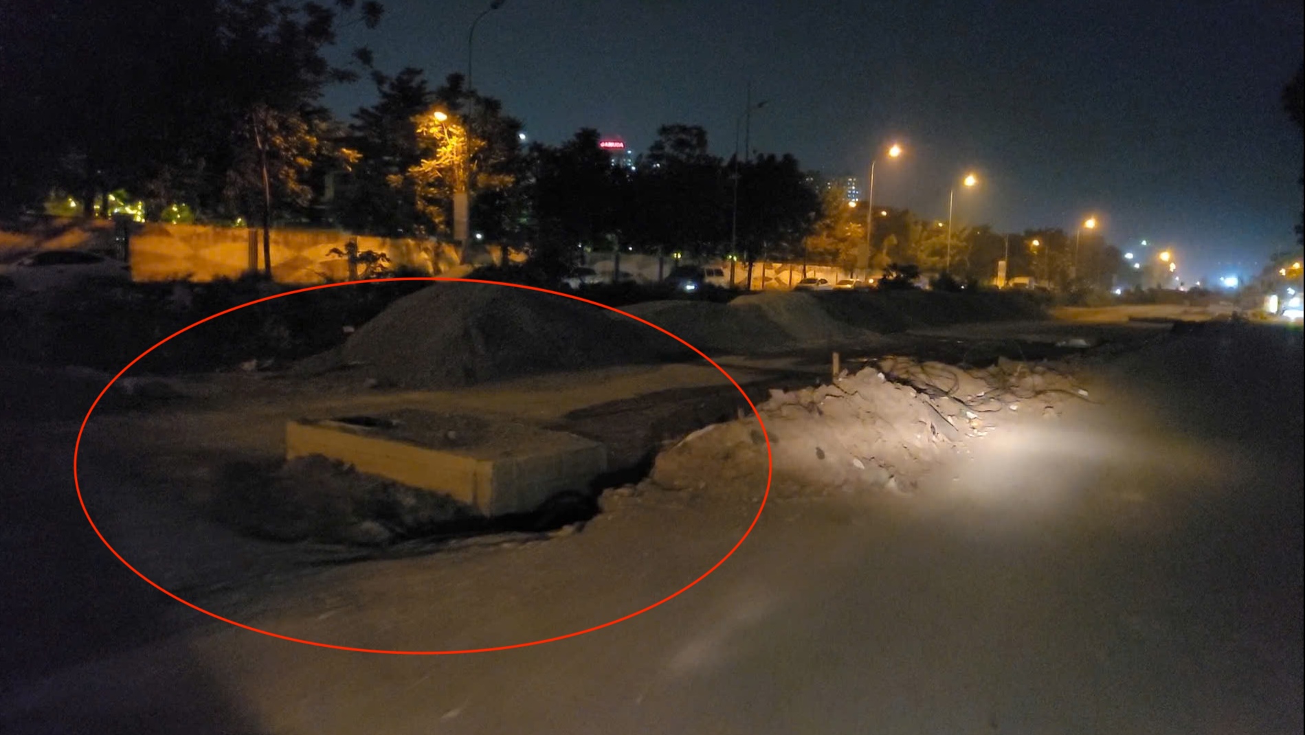 Cận cảnh bẫy nguy hiểm tại dự án 370 tỷ ở Hà Nội - Ảnh 7. Cận cảnh bẫy nguy hiểm tại dự án 370 tỷ ở Hà Nội - Ảnh 7.