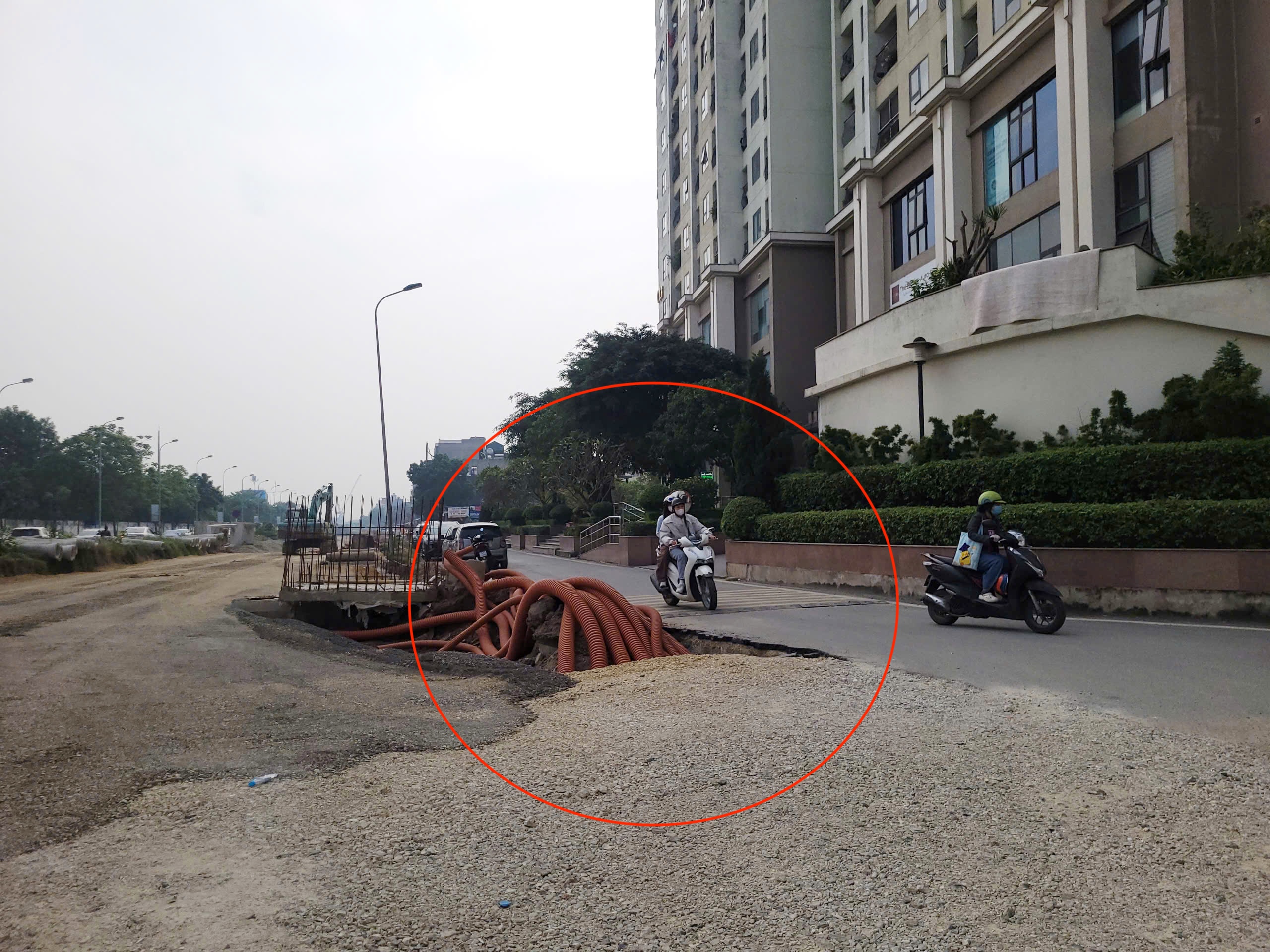 Cận cảnh bẫy nguy hiểm tại dự án 370 tỷ ở Hà Nội - Ảnh 3. Cận cảnh bẫy nguy hiểm tại dự án 370 tỷ ở Hà Nội - Ảnh 3.