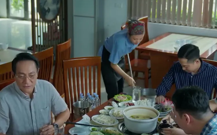 Ông Phi (NSƯT Hoàng Hải) ngã ngửa khi thấy vợ làm tạp vụ nhà hàng