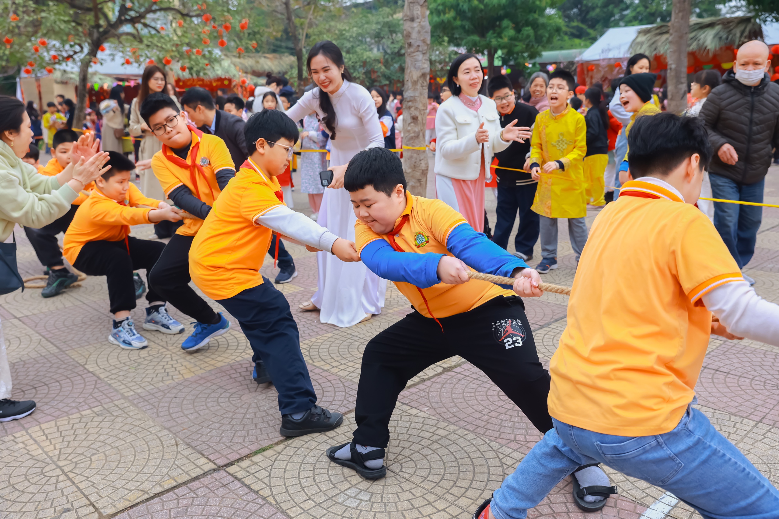 Học sinh tiểu học thích thú trải nghiệm văn hóa truyền thống thông qua Hội chợ Xuân- Ảnh 12.