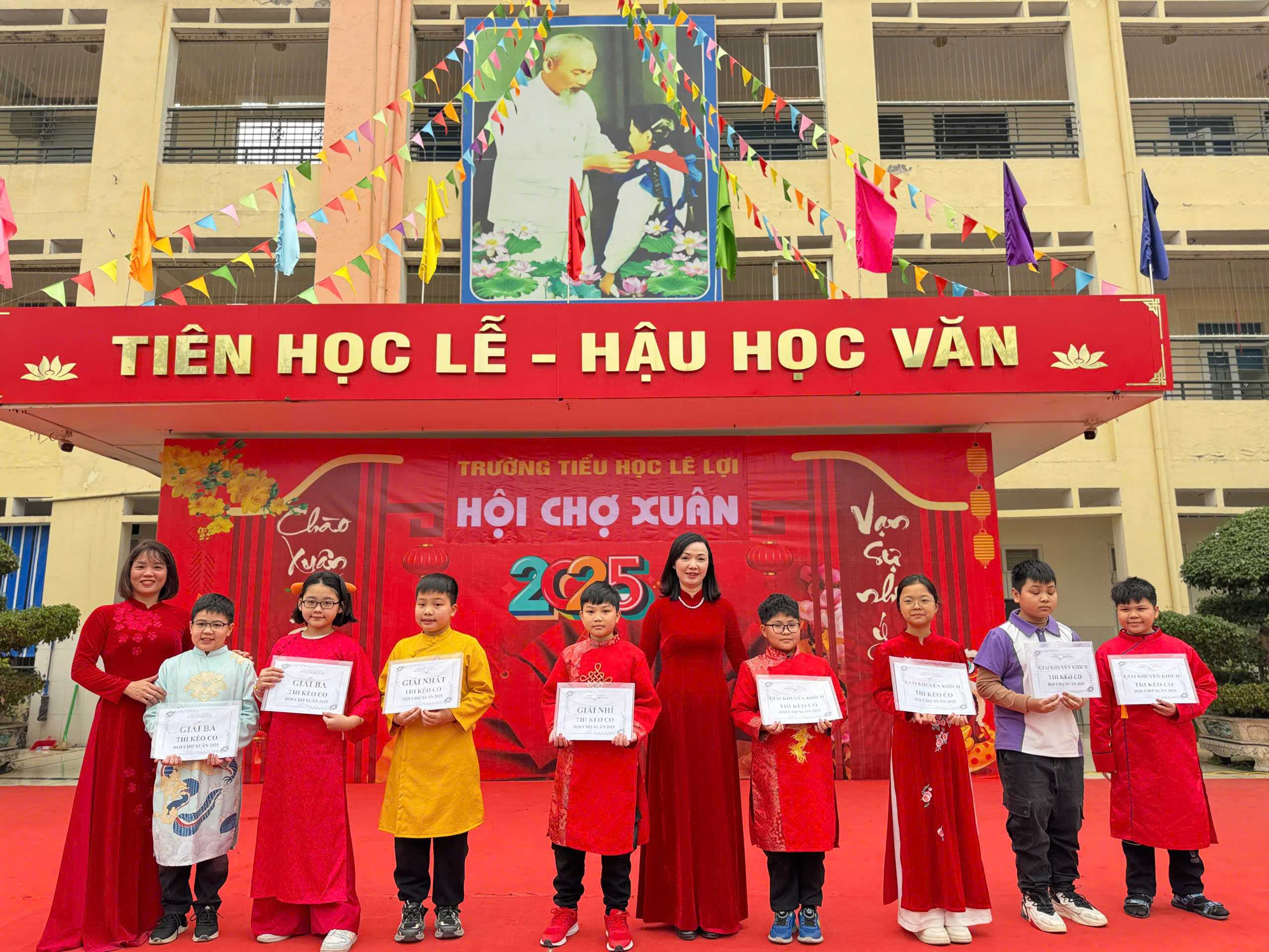 Học sinh tiểu học thích thú trải nghiệm văn hóa truyền thống thông qua Hội chợ Xuân- Ảnh 18.