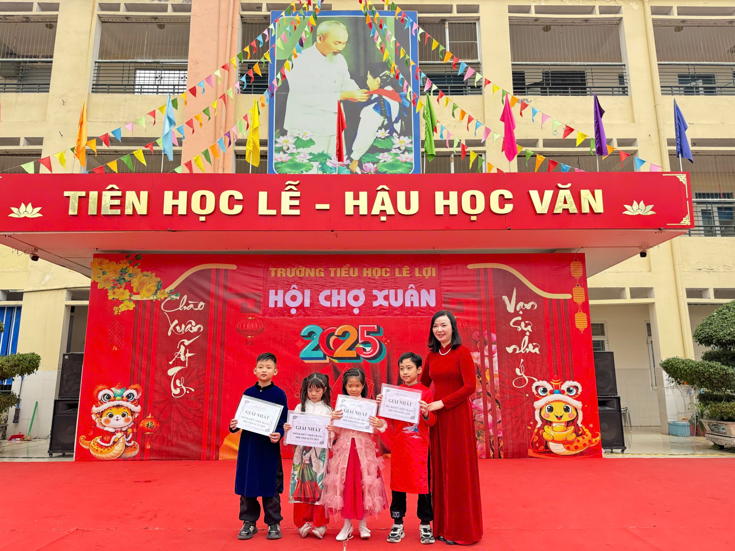 Học sinh tiểu học thích thú trải nghiệm văn hóa truyền thống thông qua Hội chợ Xuân- Ảnh 20.