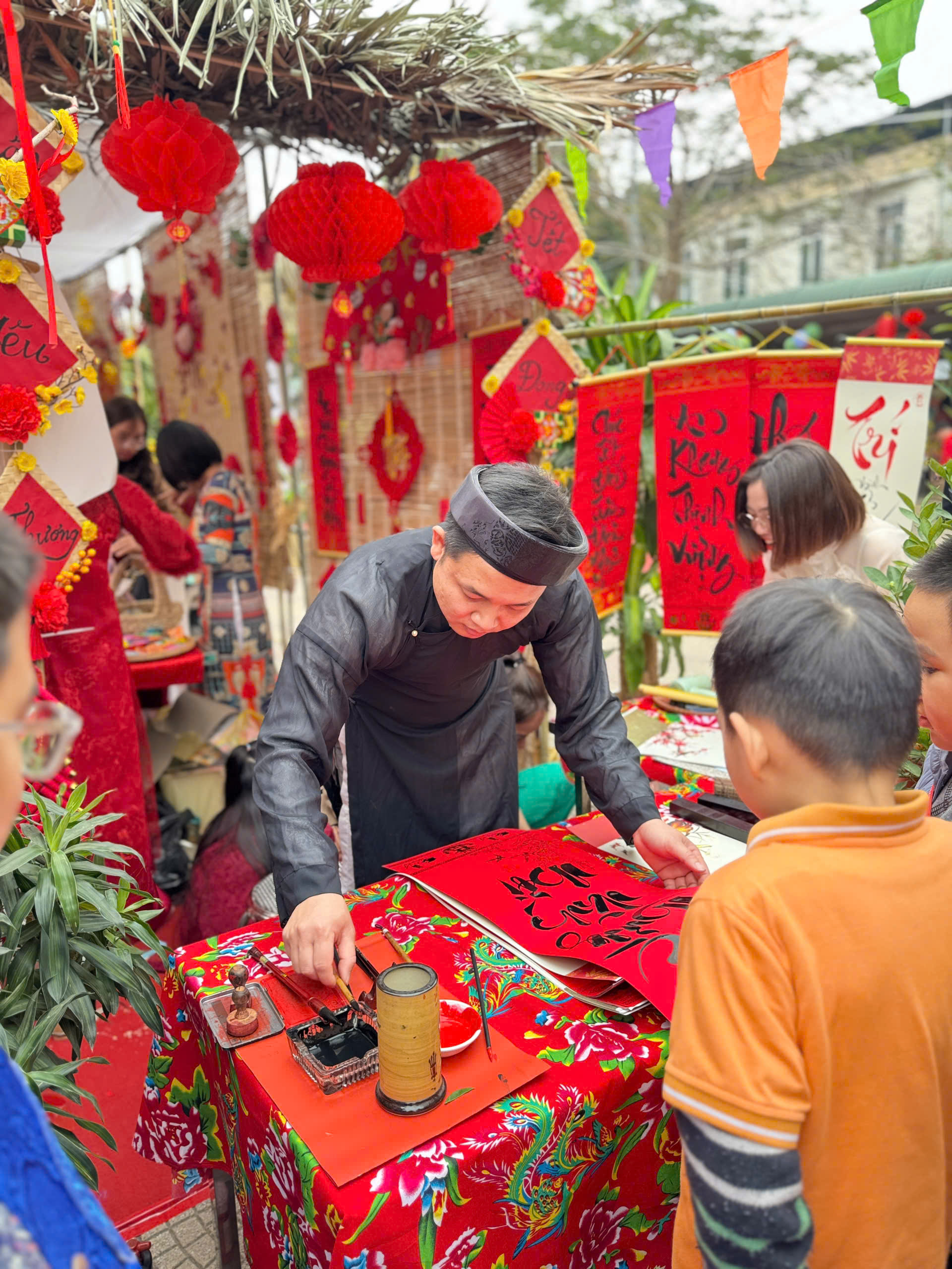 Học sinh tiểu học thích thú trải nghiệm văn hóa truyền thống thông qua Hội chợ Xuân- Ảnh 1.