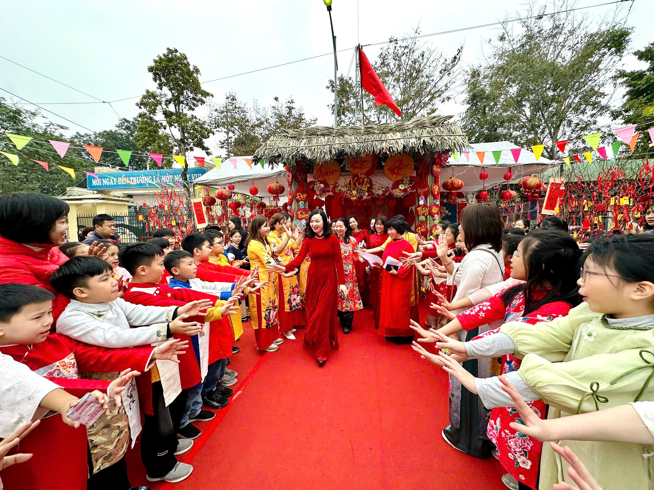 Học sinh tiểu học thích thú trải nghiệm văn hóa truyền thống thông qua Hội chợ Xuân- Ảnh 13.