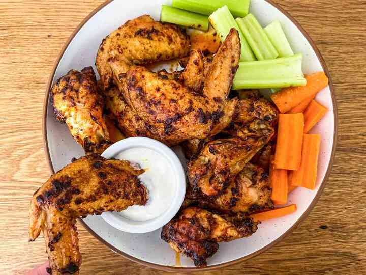 274653-oven-baked-chicken-wings-humblepieliving-005-4x3-a197b0a416fe4a11bfc10bf274e62cdb-12145936-1739232731905-1739232731999295315277.jpeg