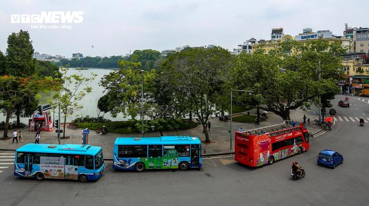 Hà Nội thí điểm hạn chế ô tô trên 16 chỗ vào phố cổ, hồ Hoàn Kiếm - Ảnh 1.