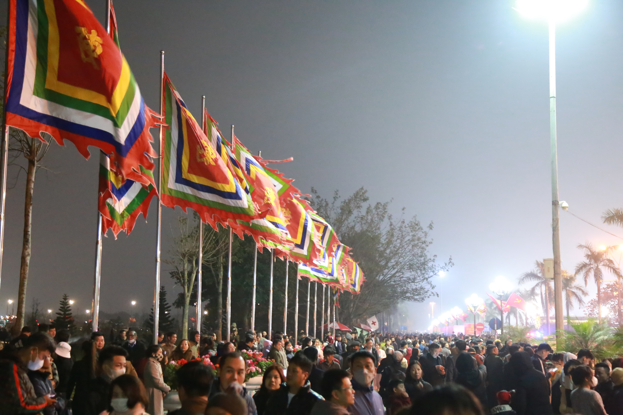 Người dân ngồi, nằm ở bãi cỏ chờ vào đền Trần Nam Định dâng lễ, xin lộc ấn- Ảnh 2.