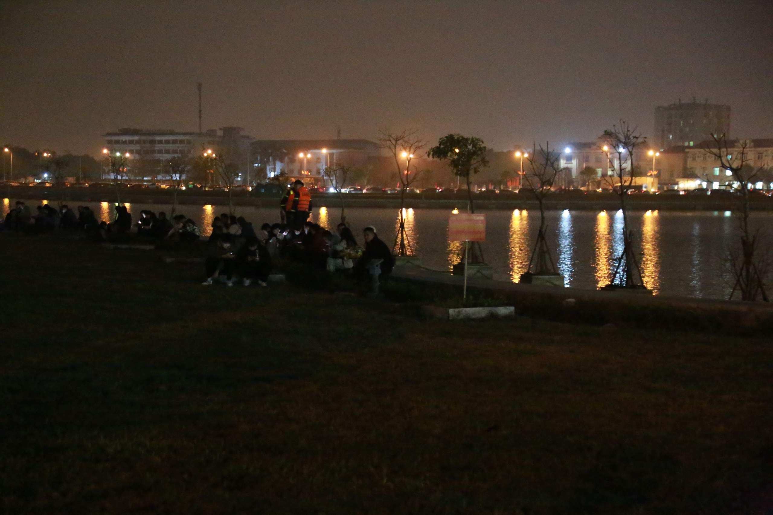 Người dân ngồi, nằm ở bãi cỏ chờ vào đền Trần Nam Định dâng lễ, xin lộc ấn- Ảnh 13.