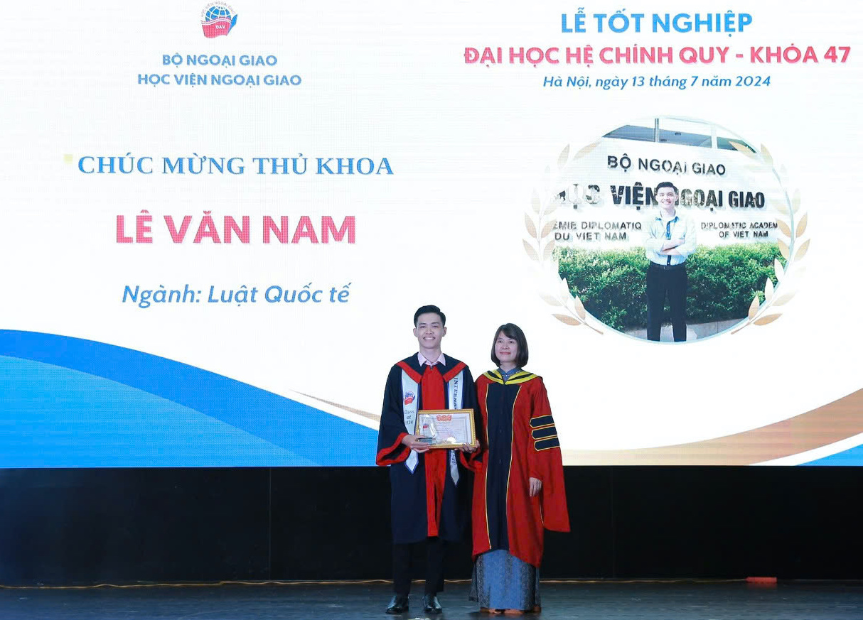 Thủ khoa Học viện Ngoại giao viết đơn xin nhập ngũ - Ảnh 1.