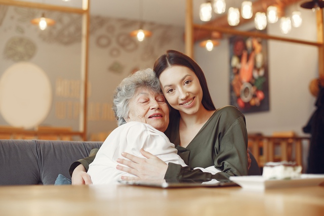 old-woman-cafe-with-young-granddaughter-17016637819571499548802-1739242404819-17392424049071410336089.jpg