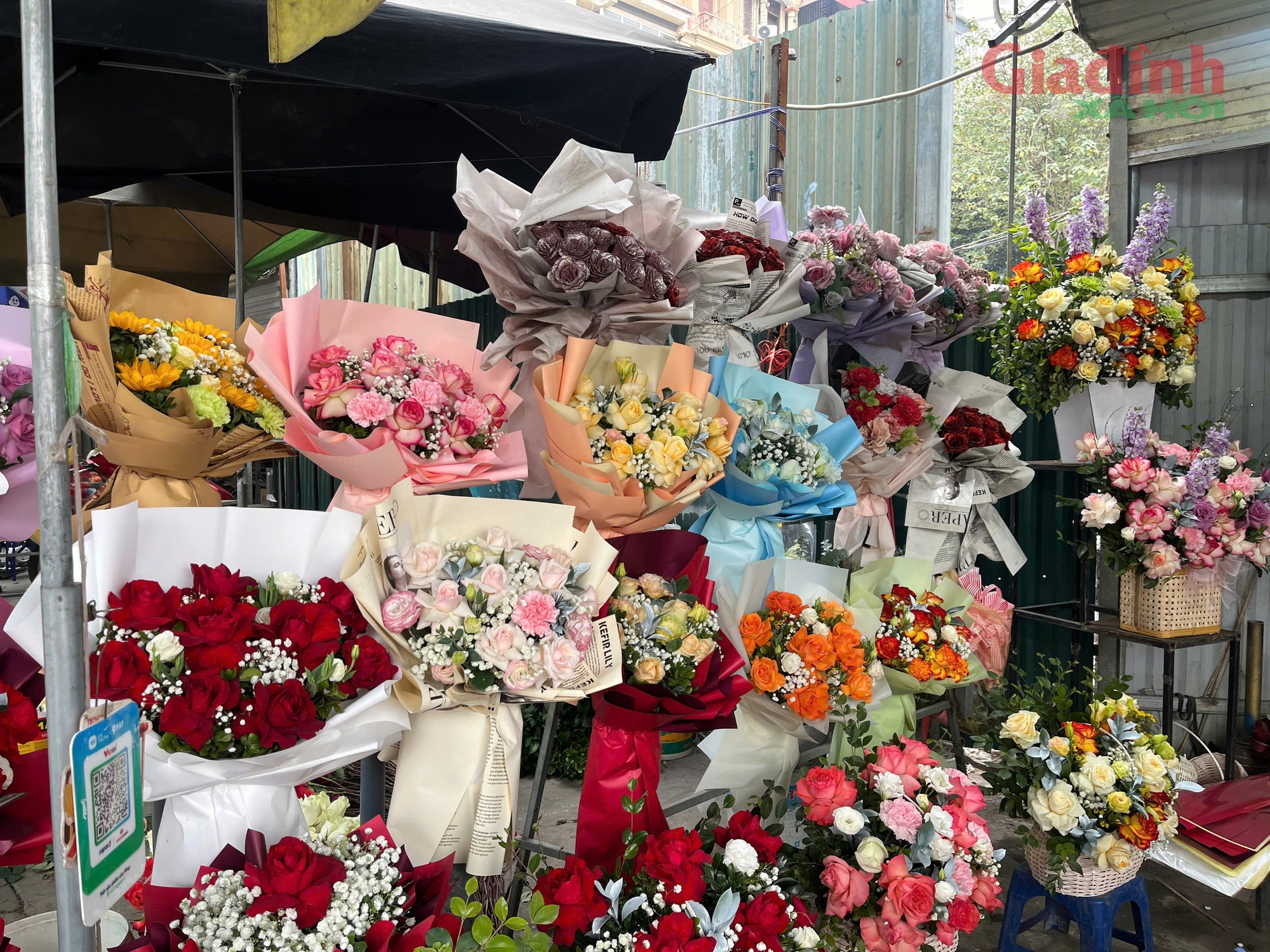 Trước thềm ngày lễ tình nhân, giá hoa tươi tăng 'chóng mặt' - Ảnh 2.