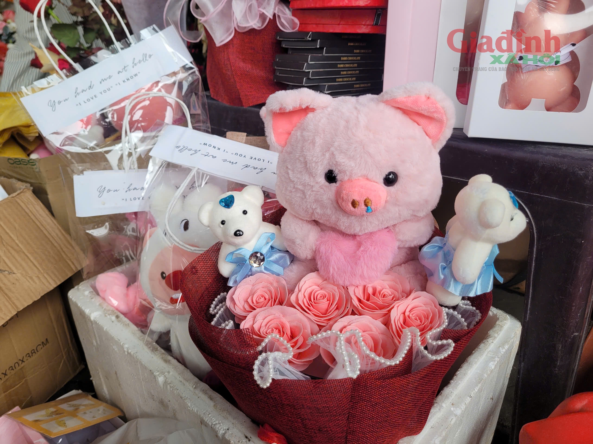 Trước thềm ngày lễ tình nhân, giá hoa tươi tăng 'chóng mặt' - Ảnh 5.