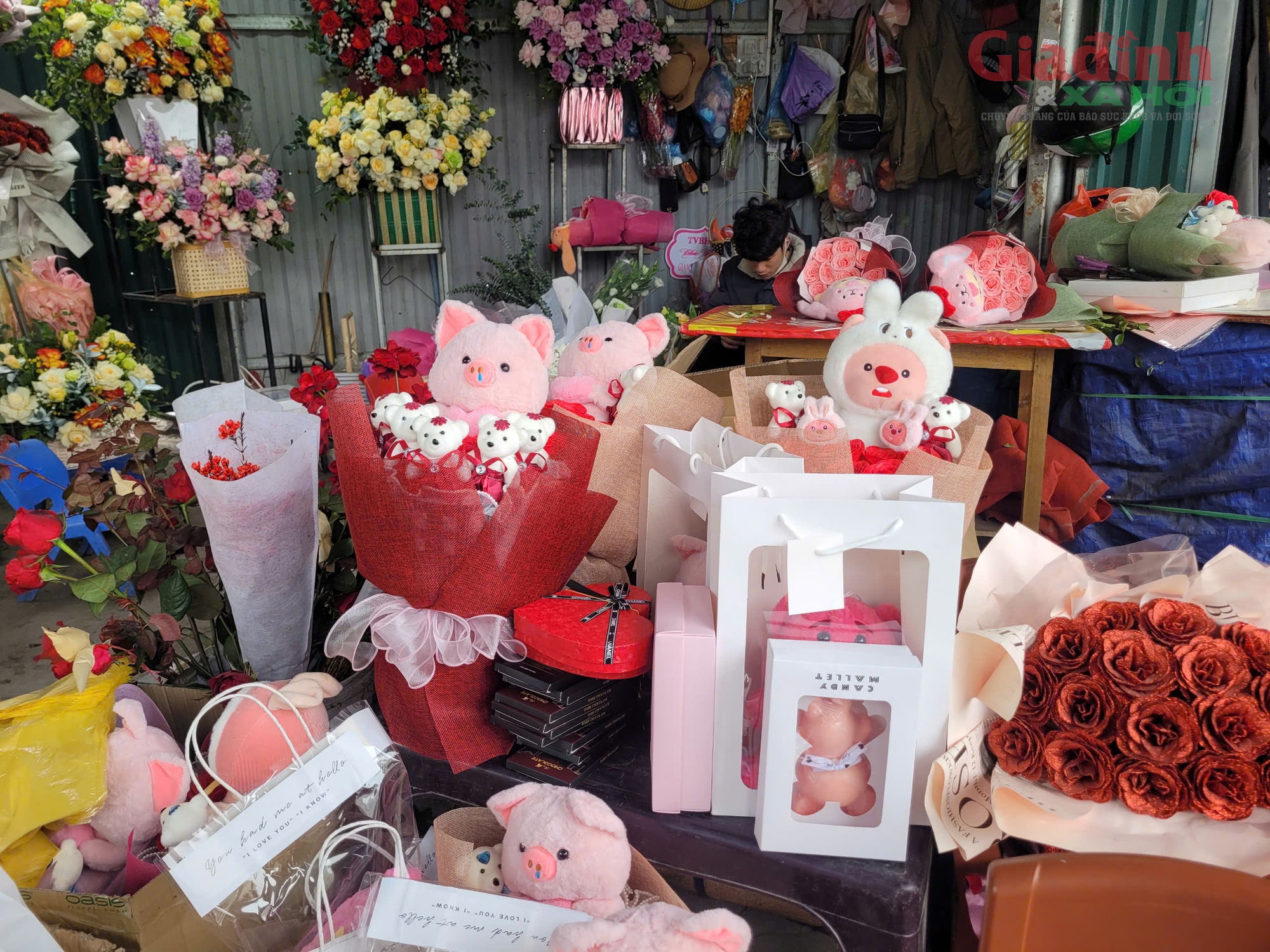 Trước thềm ngày lễ tình nhân, giá hoa tươi tăng 'chóng mặt' - Ảnh 3.