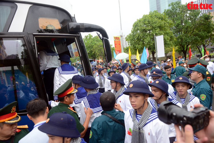 TP Hồ Chí Minh: Xúc động cảnh người thân đội mưa tiễn tân binh lên đường nhập ngũ - Ảnh 15.