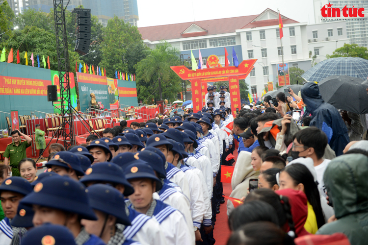 TP Hồ Chí Minh: Xúc động cảnh người thân đội mưa tiễn tân binh lên đường nhập ngũ - Ảnh 11.