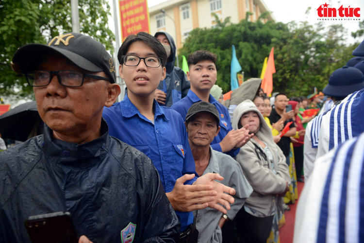 TP Hồ Chí Minh: Xúc động cảnh người thân đội mưa tiễn tân binh lên đường nhập ngũ - Ảnh 5.