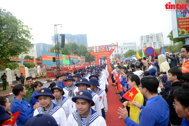 TP Hồ Chí Minh: Xúc động cảnh người thân đội mưa tiễn tân binh lên đường nhập ngũ - Ảnh 2.