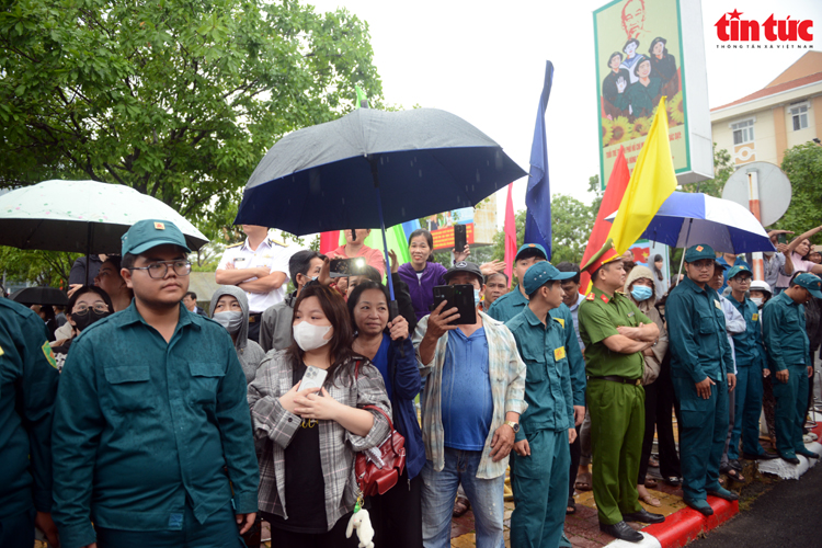 TP Hồ Chí Minh: Xúc động cảnh người thân đội mưa tiễn tân binh lên đường nhập ngũ - Ảnh 1.