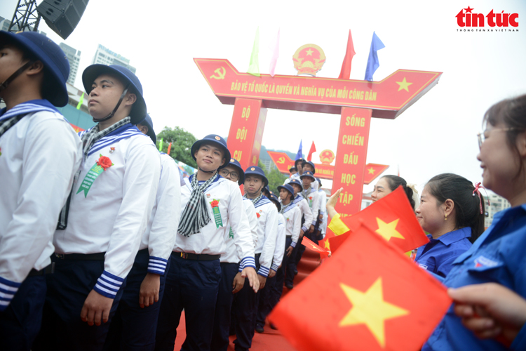 TP Hồ Chí Minh: Xúc động cảnh người thân đội mưa tiễn tân binh lên đường nhập ngũ - Ảnh 10.