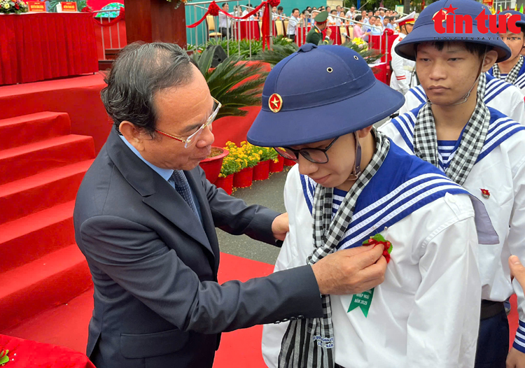 TP Hồ Chí Minh: Xúc động cảnh người thân đội mưa tiễn tân binh lên đường nhập ngũ - Ảnh 8.