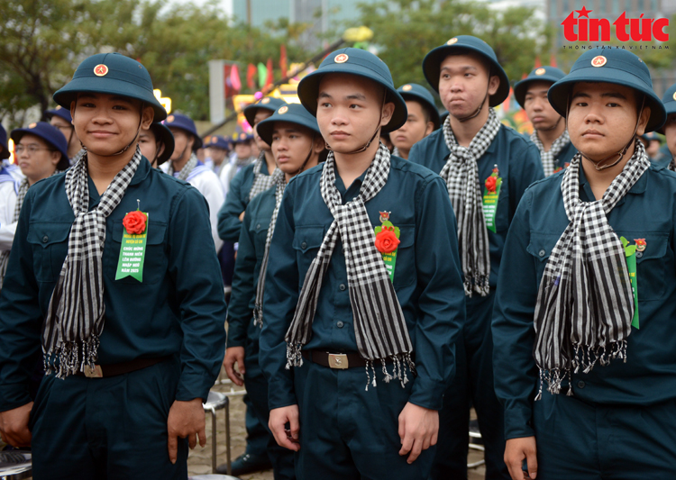 TP Hồ Chí Minh: Xúc động cảnh người thân đội mưa tiễn tân binh lên đường nhập ngũ - Ảnh 4.