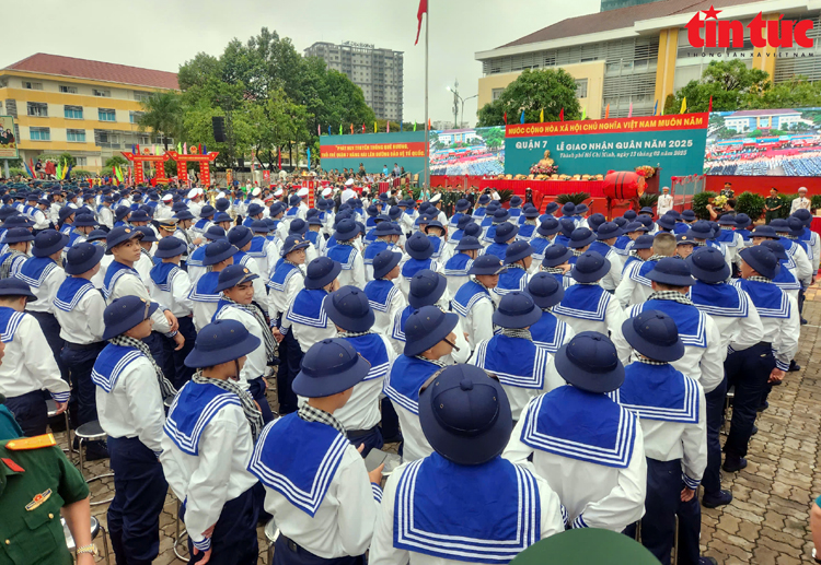 TP Hồ Chí Minh: Xúc động cảnh người thân đội mưa tiễn tân binh lên đường nhập ngũ - Ảnh 3.