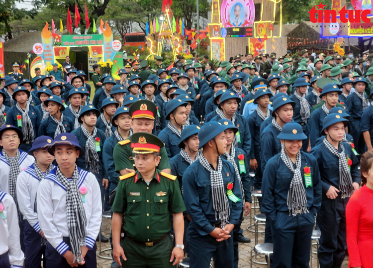 TP Hồ Chí Minh: Xúc động cảnh người thân đội mưa tiễn tân binh lên đường nhập ngũ - Ảnh 7.