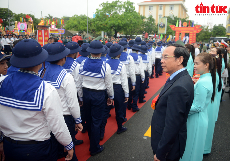 TP Hồ Chí Minh: Xúc động cảnh người thân đội mưa tiễn tân binh lên đường nhập ngũ - Ảnh 9.