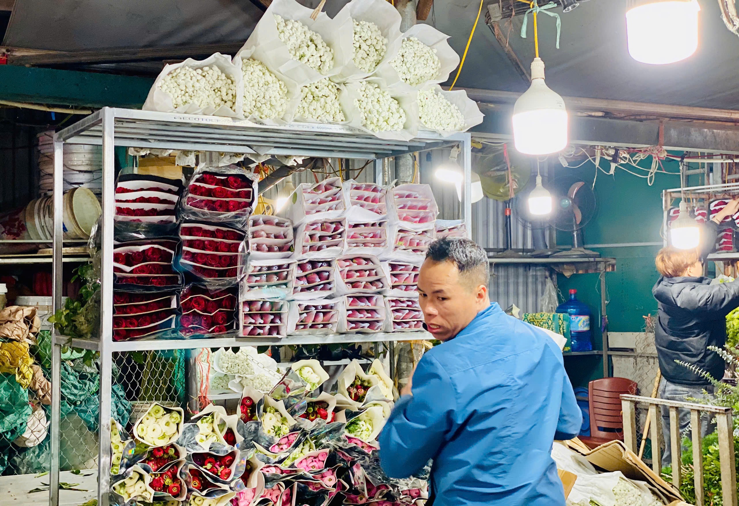 Chợ hoa lớn nhất Thủ đô tấp nập nhập hàng phục vụ khách dịp Valentine- Ảnh 13.