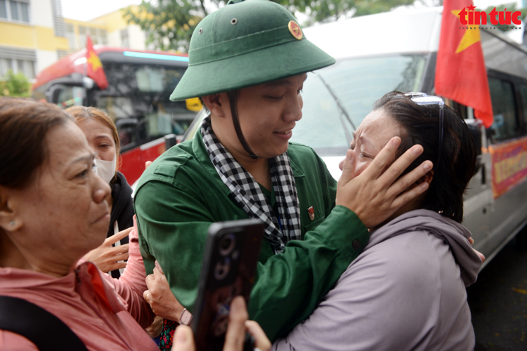 TP Hồ Chí Minh: Xúc động cảnh người thân đội mưa tiễn tân binh lên đường nhập ngũ - Ảnh 13.