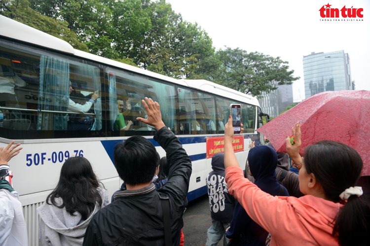 TP Hồ Chí Minh: Xúc động cảnh người thân đội mưa tiễn tân binh lên đường nhập ngũ - Ảnh 16.