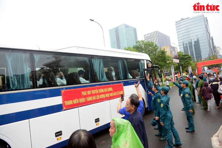 TP Hồ Chí Minh: Xúc động cảnh người thân đội mưa tiễn tân binh lên đường nhập ngũ - Ảnh 17.