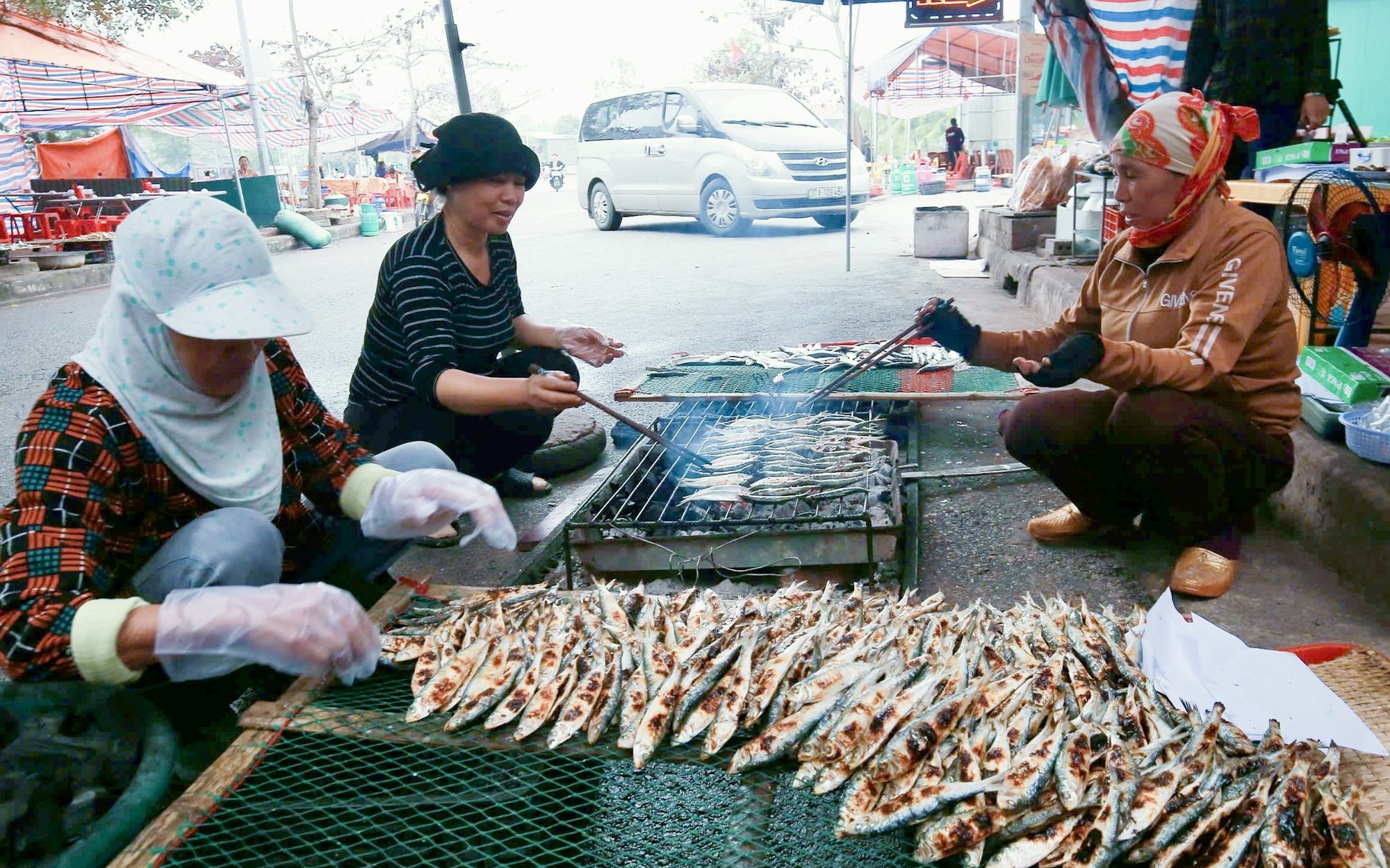 Về Nghệ An du xuân, ăn cá trích nướng than hồng thơm nức mũi