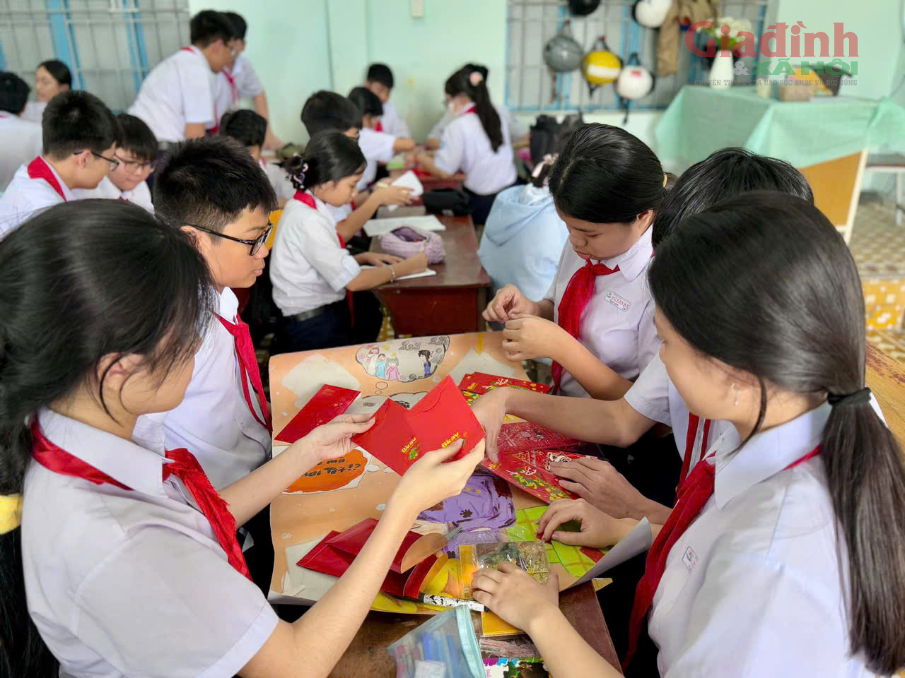 Choáng ngợp với những tác phẩm nghệ thuật đẹp xuất sắc được làm từ phong bao lì xì đã vứt bỏ- Ảnh 3.