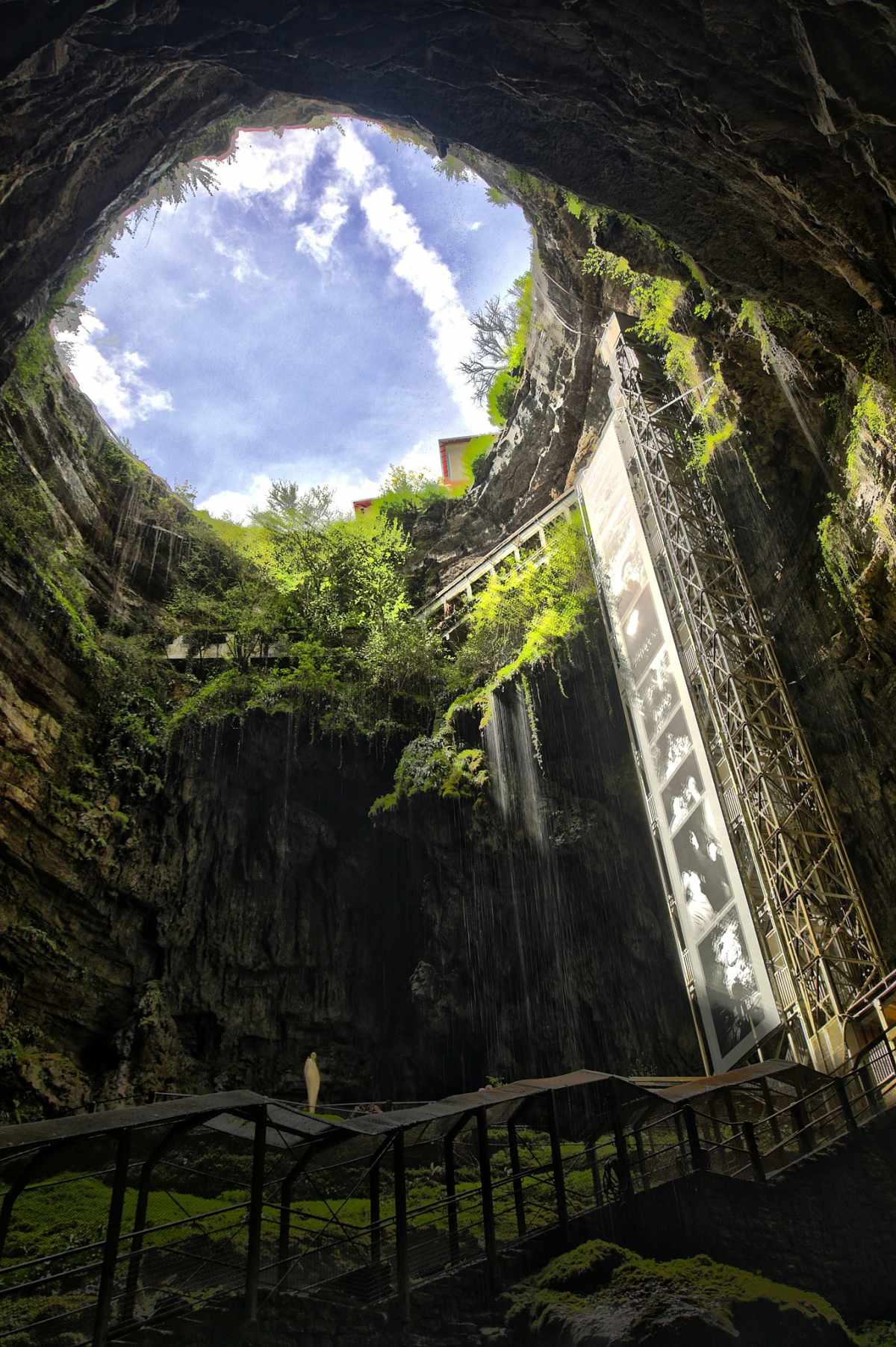 gouffre-de-padirac-sinkhole-france-17395906610231979745449-1739753082953-1739753083046116705520.jpg