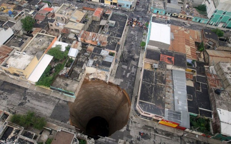 guatemala-city-sinkhole-2010-b-17395907546911722494849-150-0-900-1200-crop-173959570664729048917-1739753080120-1739753080346761655800.jpg