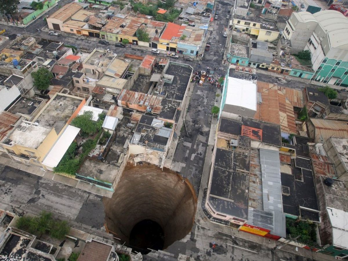 guatemala-city-sinkhole-2010-b-17395907546911722494849-1739753085512-173975308566099659066.jpg