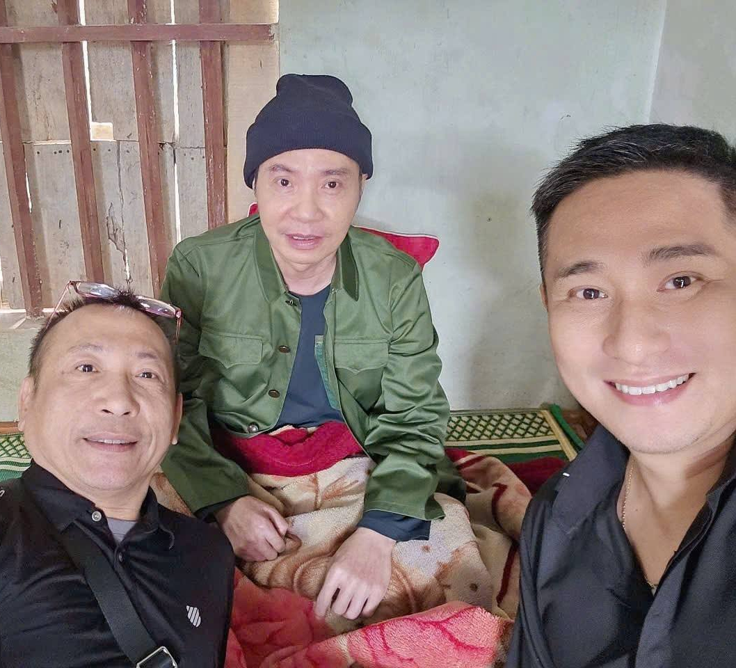 Hình ảnh NSND Công Lý đi siêu thị cùng vợ gây sốt mạng xã hội - Ảnh 2.