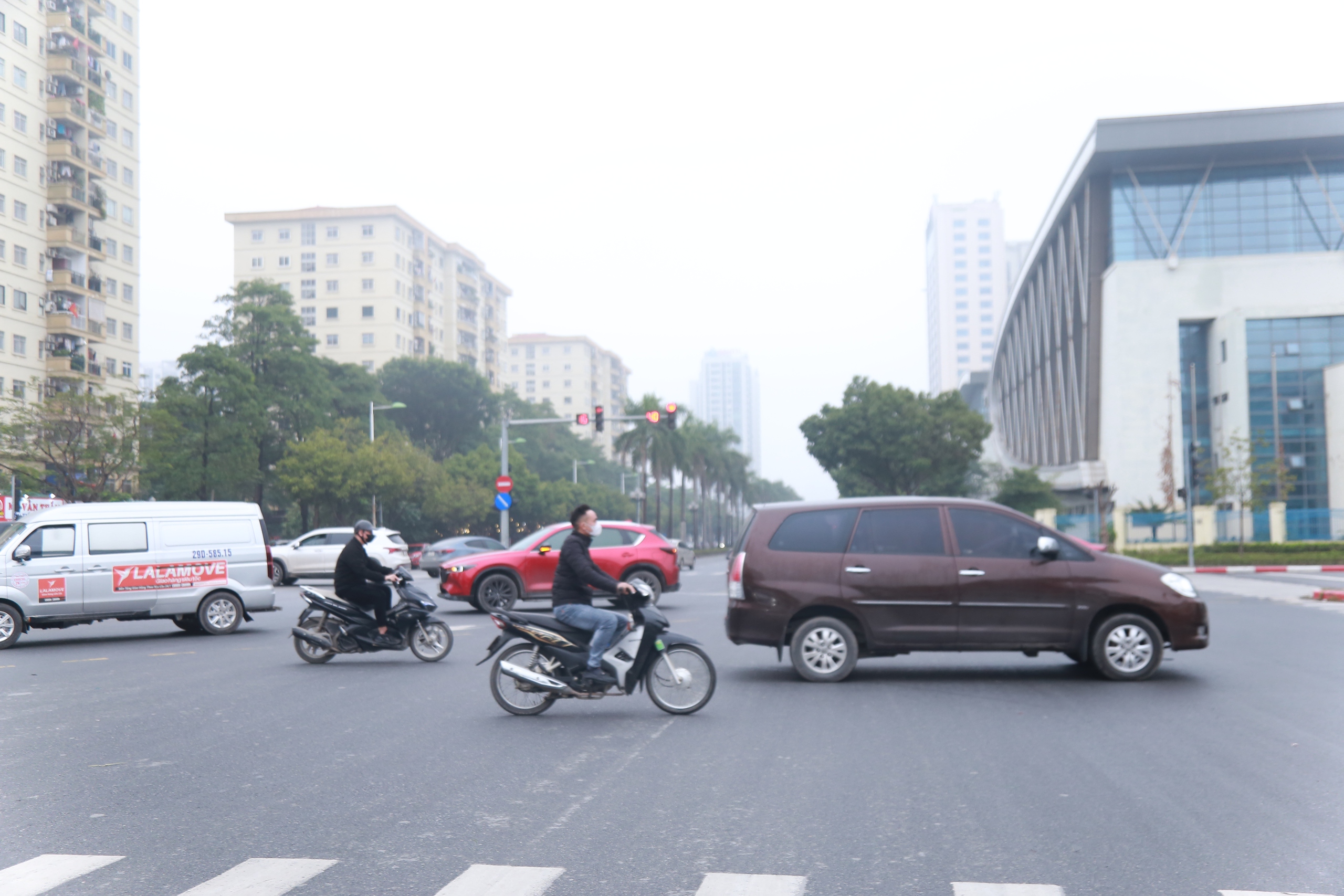 Người tham gia giao thông ở Hà Nội vẫn 'quên' đội mũ bảo hiểm, leo vỉa hè bất chấp quy định - Ảnh 12.