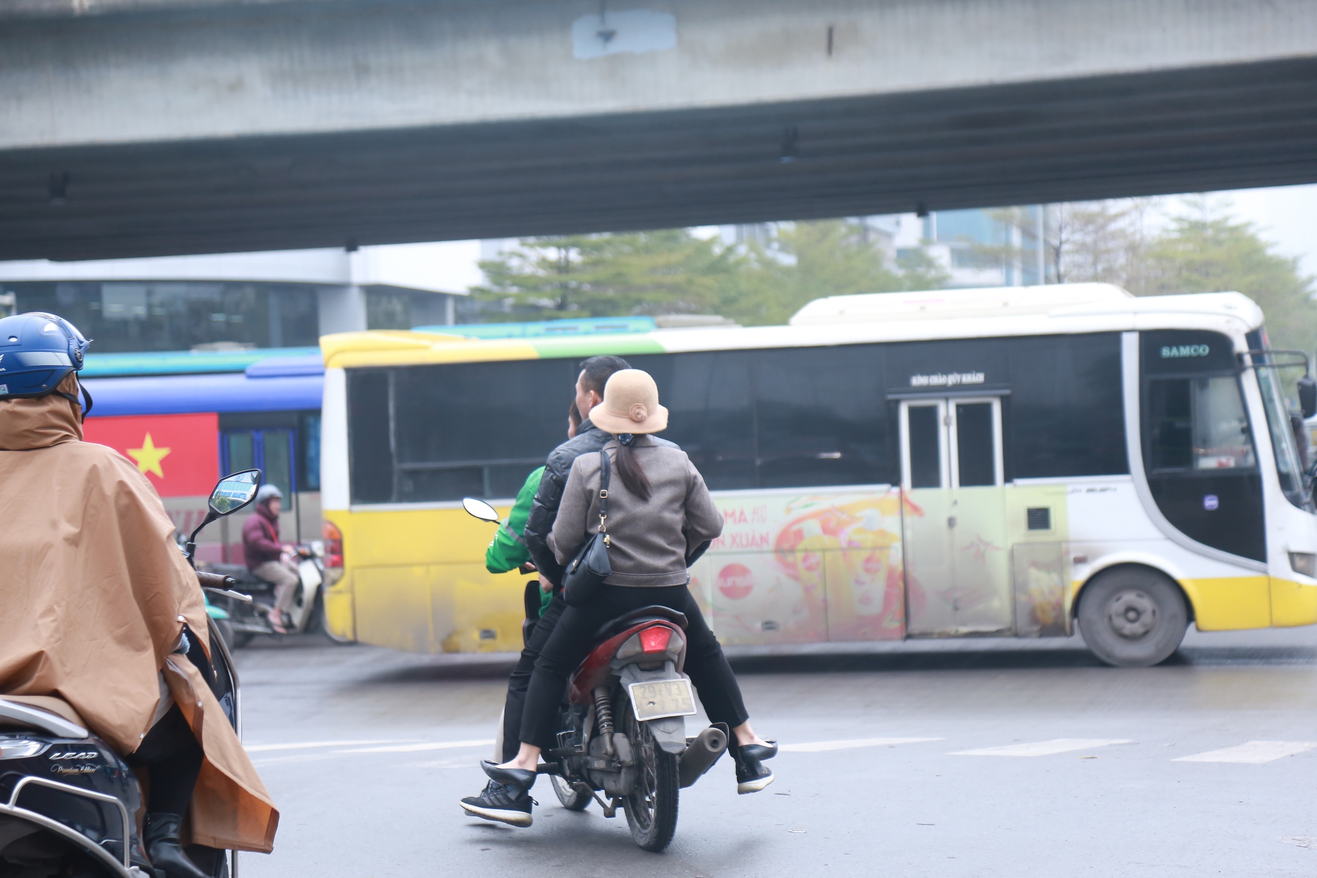 Người tham gia giao thông ở Hà Nội vẫn 'quên' đội mũ bảo hiểm, leo vỉa hè bất chấp quy định - Ảnh 8.