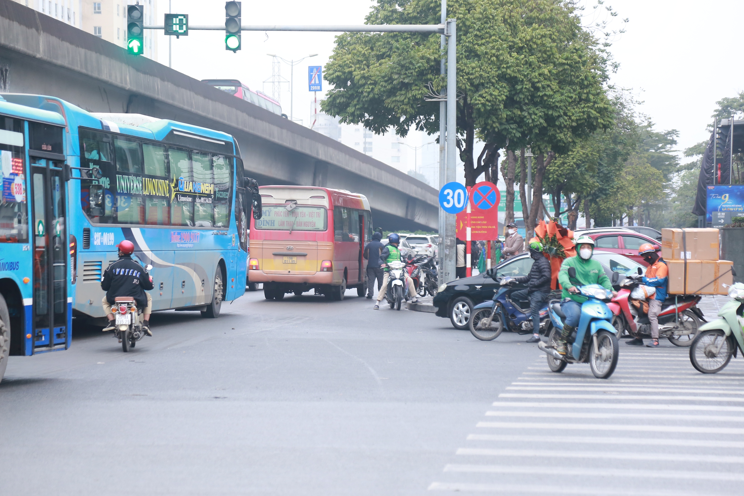 Người tham gia giao thông ở Hà Nội vẫn 'quên' đội mũ bảo hiểm, leo vỉa hè bất chấp quy định - Ảnh 13.