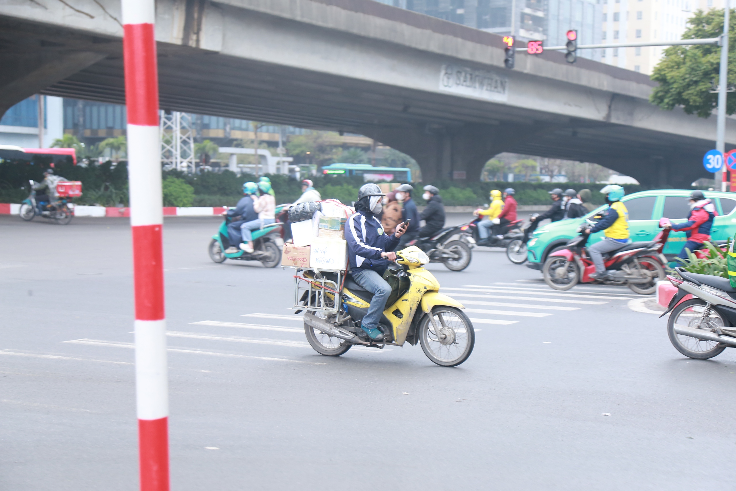 Người tham gia giao thông ở Hà Nội vẫn 'quên' đội mũ bảo hiểm, leo vỉa hè bất chấp quy định - Ảnh 10.