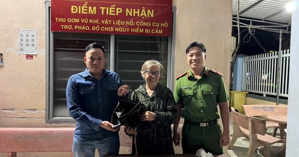 Nhặt được túi xách có 13 triệu và iPhone, người đàn ông trả lại người mất