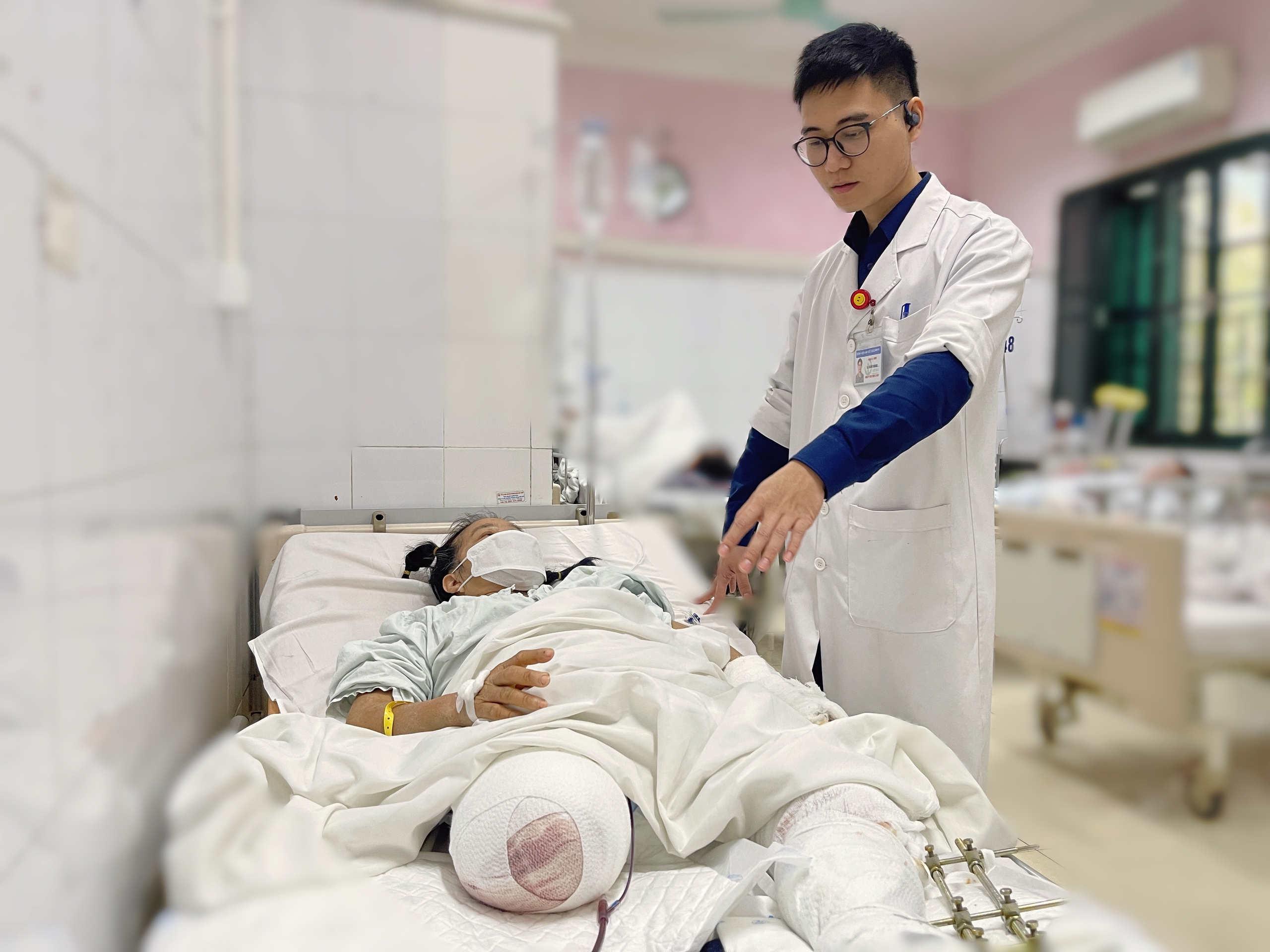 Cứu sống bệnh nhân bị dập nát hai chân do tai nạn giao thông - Ảnh 2.